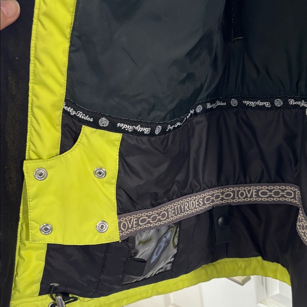 Women's Betty Rides Snowboarding Jacket - Picture 7 of 14